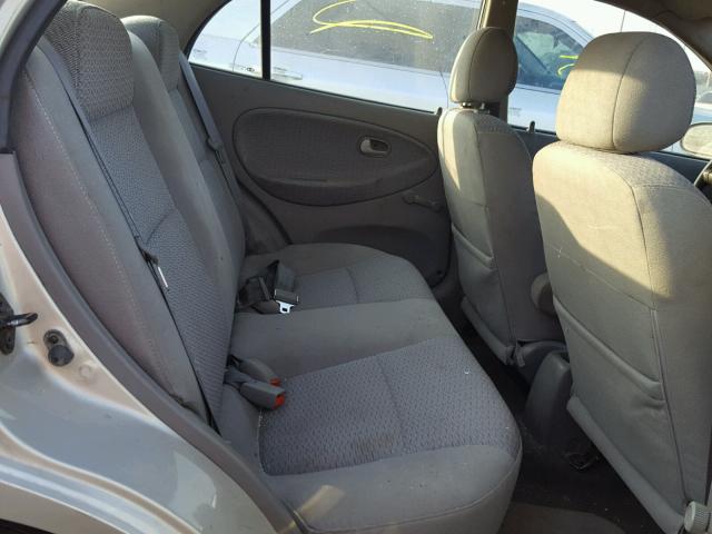 KNADC123726140582 - 2002 KIA RIO GRAY photo 6