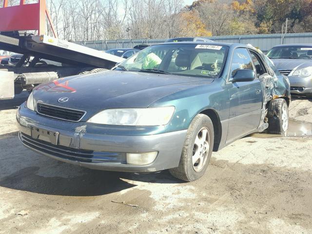 JT8BF28G2W0084480 - 1998 LEXUS ES 300 GREEN photo 2