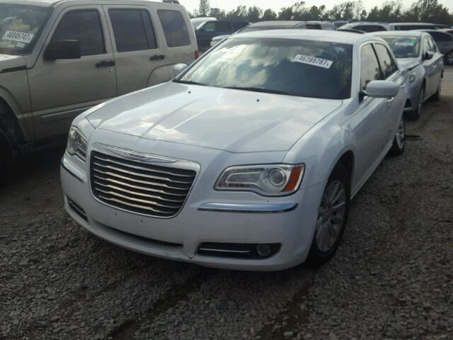 2C3CCAAG7DH745436 - 2013 CHRYSLER 300 WHITE photo 2