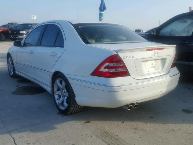 WDBRF52H97F891904 - 2007 MERCEDES-BENZ C WHITE photo 3