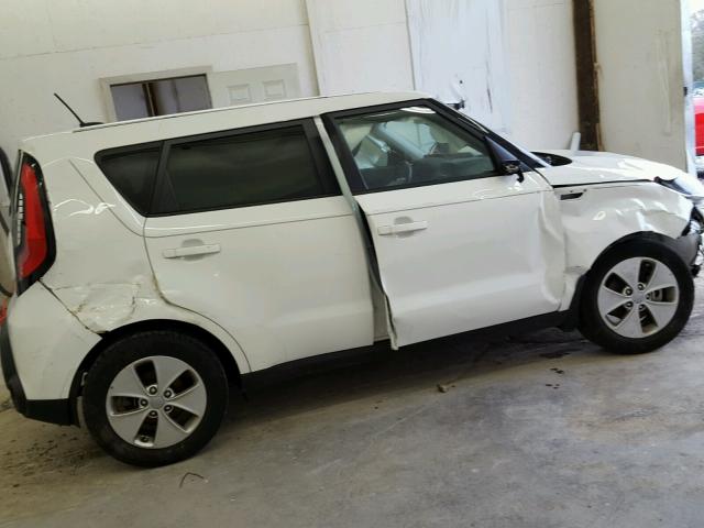 KNDJN2A20F7797240 - 2015 KIA SOUL WHITE photo 9