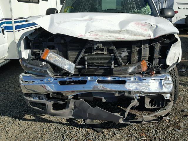 1GCJC33G54F107957 - 2004 CHEVROLET SILVERADO WHITE photo 9