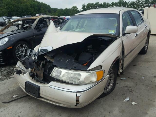 1LNHM85W11Y625699 - 2001 LINCOLN TOWN CAR C TAN photo 2