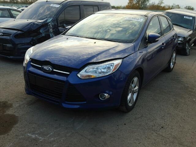 1FAHP3K2XCL446194 - 2012 FORD FOCUS SE BLUE photo 2