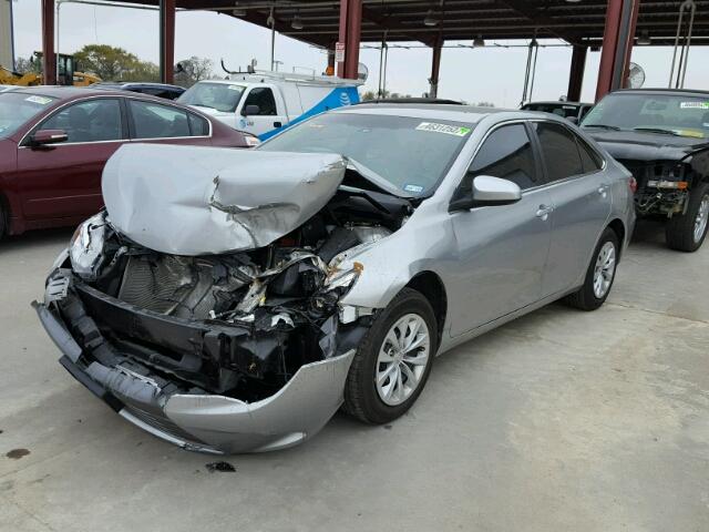 4T4BF1FK7GR568868 - 2016 TOYOTA CAMRY LE 银色 照片 2
