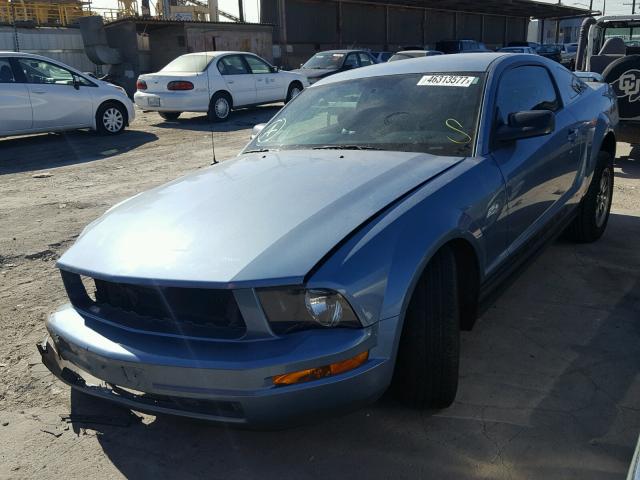 1ZVFT80N255145382 - 2005 FORD MUSTANG BLUE photo 2