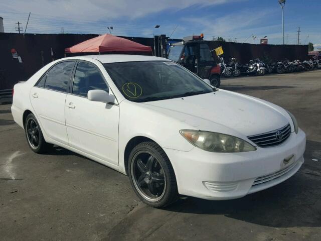 4T1BE32K05U014552 - 2005 TOYOTA CAMRY LE WHITE photo 1