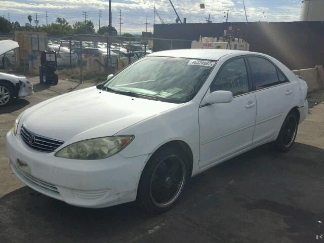 4T1BE32K05U014552 - 2005 TOYOTA CAMRY LE WHITE photo 2