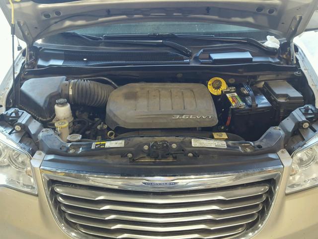 2C4RC1GG2DR778206 - 2013 CHRYSLER TOWN & COU GOLD photo 7