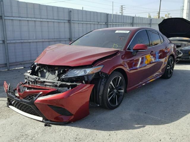 4T1B61HKXJU594279 - 2018 TOYOTA CAMRY XSE RED photo 2