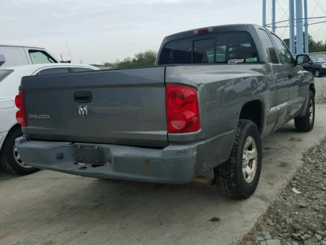 1D7HE22K95S148437 - 2005 DODGE DAKOTA GRAY photo 4