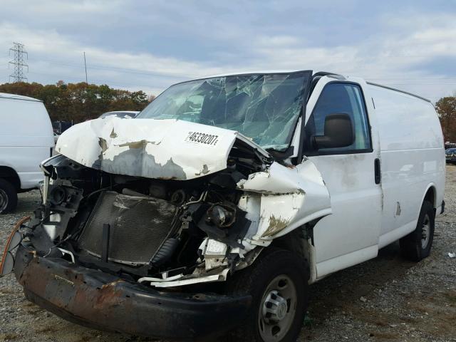 1GCGG25C881101317 - 2008 CHEVROLET EXPRESS G2 WHITE photo 2