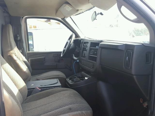 1GCGG25C881101317 - 2008 CHEVROLET EXPRESS G2 WHITE photo 5