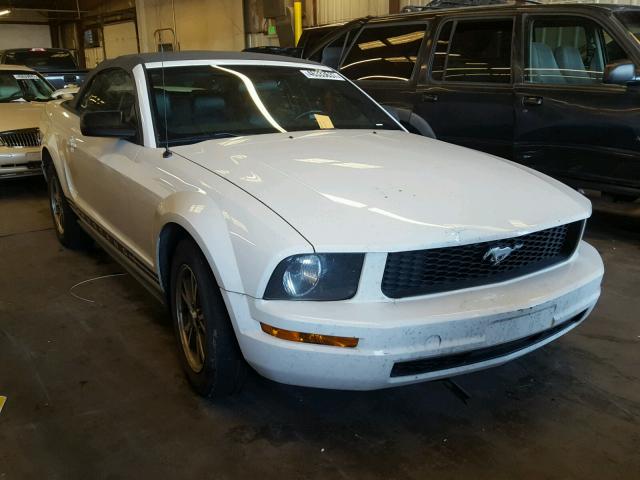 1ZVFT84N955193505 - 2005 FORD MUSTANG WHITE photo 1