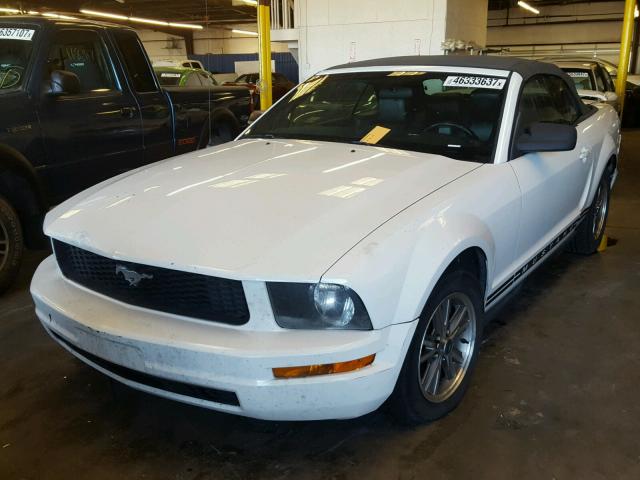 1ZVFT84N955193505 - 2005 FORD MUSTANG WHITE photo 2