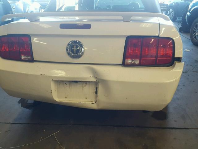 1ZVFT84N955193505 - 2005 FORD MUSTANG WHITE photo 9