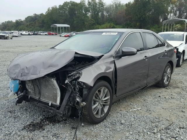 4T1BF1FK3HU345495 - 2017 TOYOTA CAMRY LE ნაცრისფერი ფოტო 2