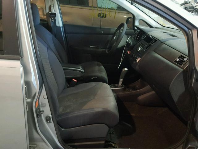 3N1BC13E09L414881 - 2009 NISSAN VERSA GRAY photo 5