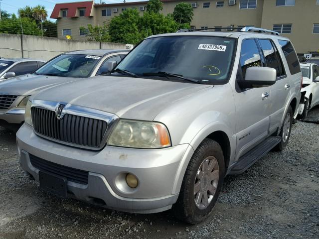 5LMFU27R04LJ20425 - 2004 LINCOLN NAVIGATOR Silber Foto 2