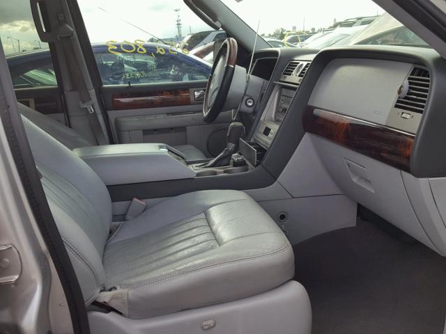 5LMFU27R04LJ20425 - 2004 LINCOLN NAVIGATOR Silber Foto 5