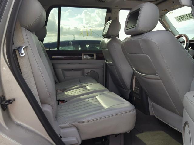 5LMFU27R04LJ20425 - 2004 LINCOLN NAVIGATOR Silber Foto 6