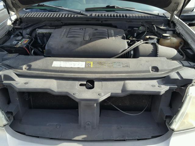 5LMFU27R04LJ20425 - 2004 LINCOLN NAVIGATOR Silber Foto 7