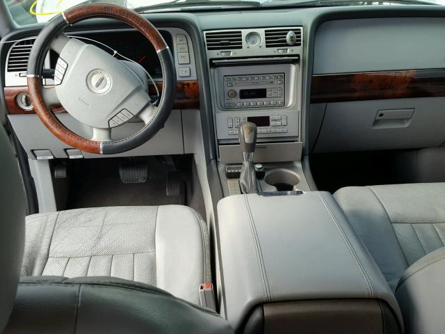 5LMFU27R04LJ20425 - 2004 LINCOLN NAVIGATOR Silber Foto 9