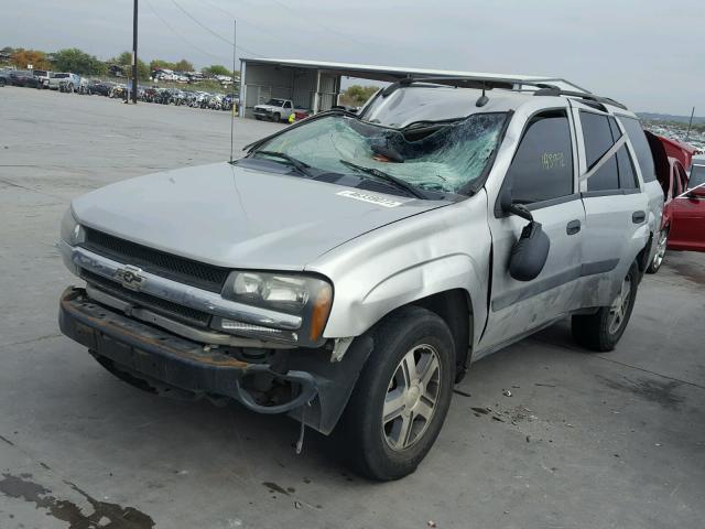 1GNDS13S152209832 - 2005 CHEVROLET TRAILBLAZE SILVER photo 2