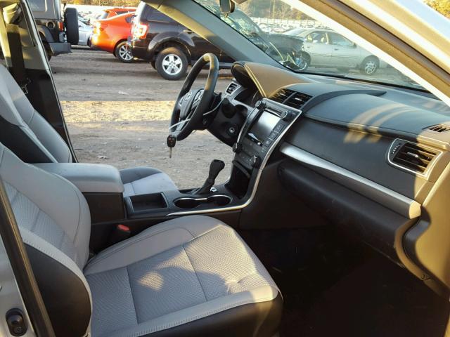 4T1BF1FK2HU359064 - 2017 TOYOTA CAMRY LE 银色 照片 5