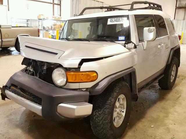 JTEBU11F170051373 - 2007 TOYOTA FJ CRUISER SILVER photo 2