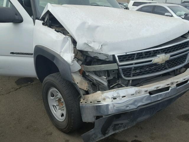 1GCHC24U06E267931 - 2006 CHEVROLET SILVERADO WHITE photo 9