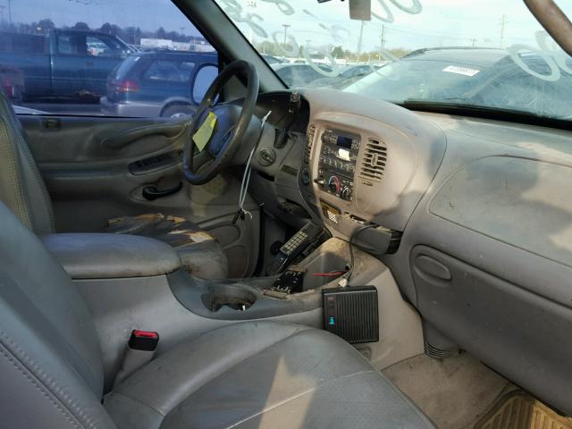 1FMRU18W6WLA71846 - 1998 FORD EXPEDITION BLUE photo 5