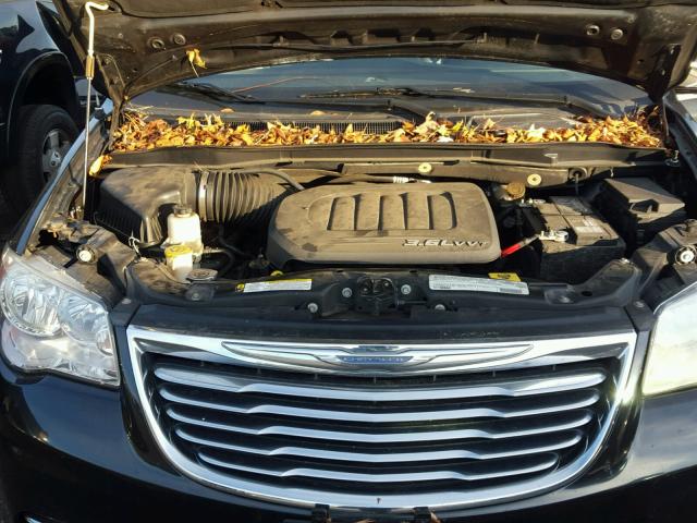 2C4RC1CG5CR144022 - 2012 CHRYSLER TOWN & COU BLACK photo 7