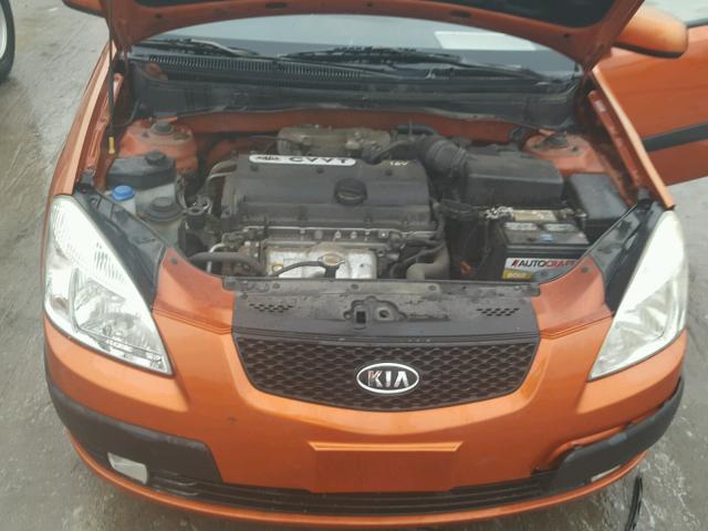 KNADE123886385359 - 2008 KIA RIO BASE ORANGE photo 7