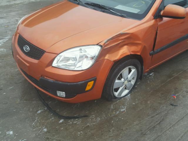 KNADE123886385359 - 2008 KIA RIO BASE ORANGE photo 9