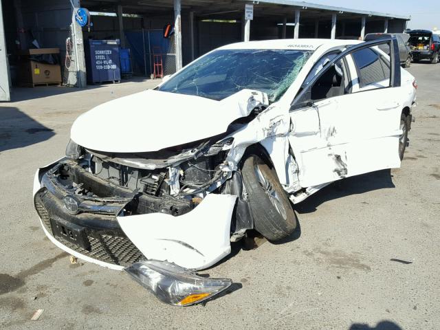 4T1BF1FKXHU325034 - 2017 TOYOTA CAMRY LE WHITE photo 2