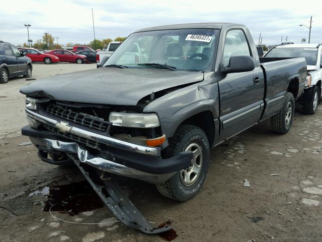 1GCEK14T2YE385277 - 2000 CHEVROLET SILVERADO GRAY photo 2