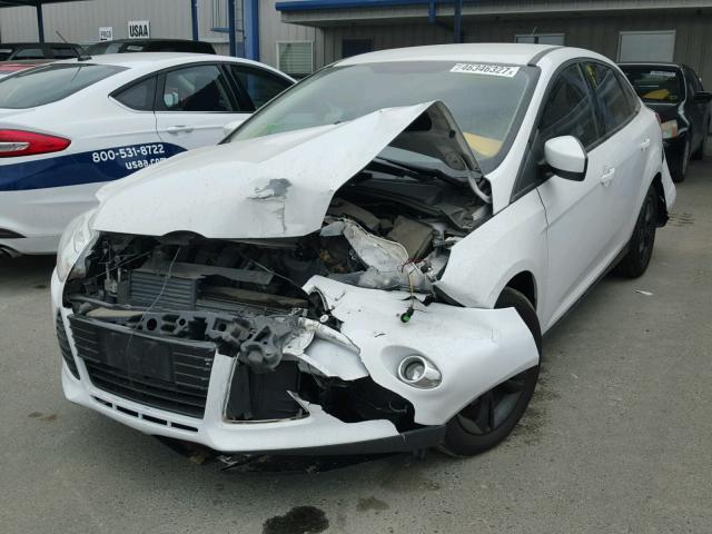 1FAHP3F20CL279712 - 2012 FORD FOCUS SE WHITE photo 2