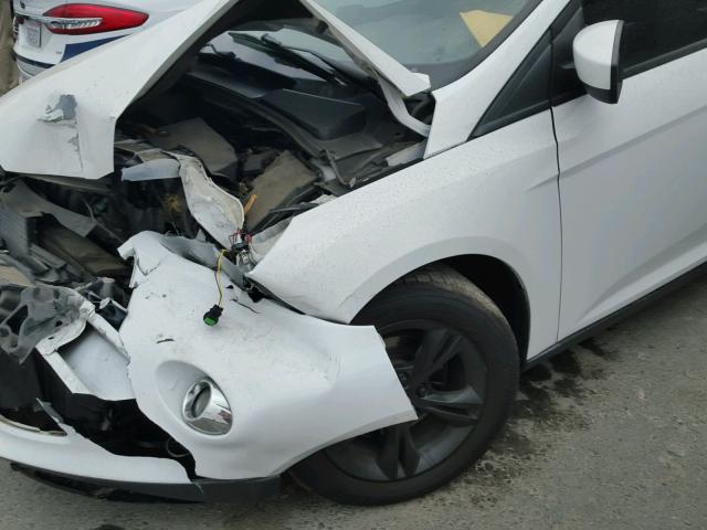 1FAHP3F20CL279712 - 2012 FORD FOCUS SE WHITE photo 9