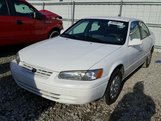 4T1BG22KXWU303637 - 1998 TOYOTA CAMRY CE WHITE photo 2