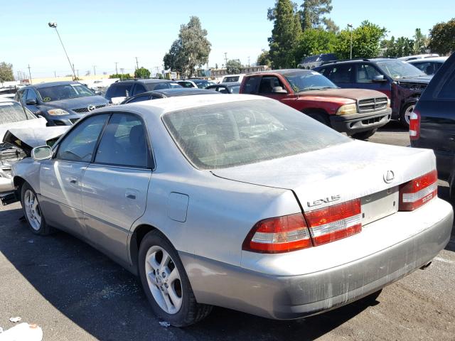 JT8BF28G9Y5075619 - 2000 LEXUS ES 300 SILVER photo 3