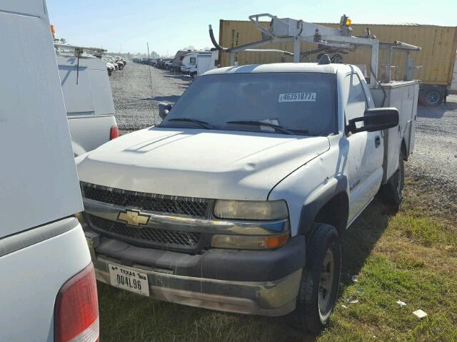 1GBHC24U42Z202006 - 2002 CHEVROLET SILVERADO WHITE photo 2