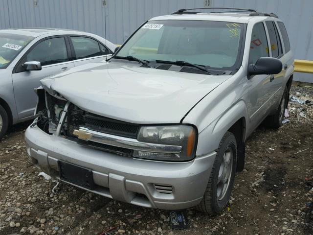 1GNDT13S682128214 - 2008 CHEVROLET TRAILBLAZE SILVER photo 2