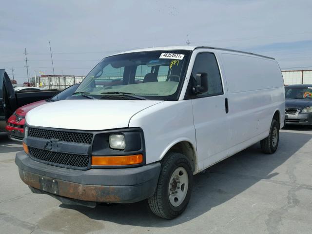 1GCHG39U151268143 - 2005 CHEVROLET EXPRESS G3 WHITE photo 2