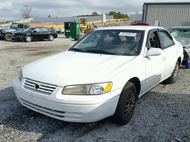 4T1BG22K2VU763454 - 1997 TOYOTA CAMRY CE WHITE photo 2