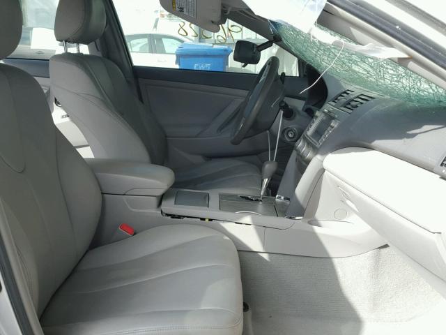 4T1BF3EK7BU708384 - 2011 TOYOTA CAMRY BASE SILVER photo 5