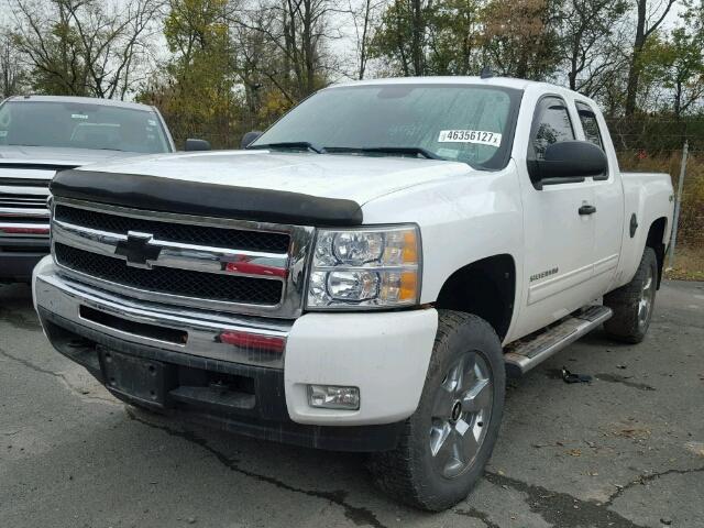 1GCRKSE25BZ139577 - 2011 CHEVROLET SILVERADO WHITE photo 2