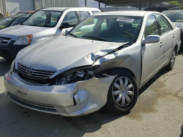 4T1BE30K45U502471 - 2005 TOYOTA CAMRY LE SILVER photo 2