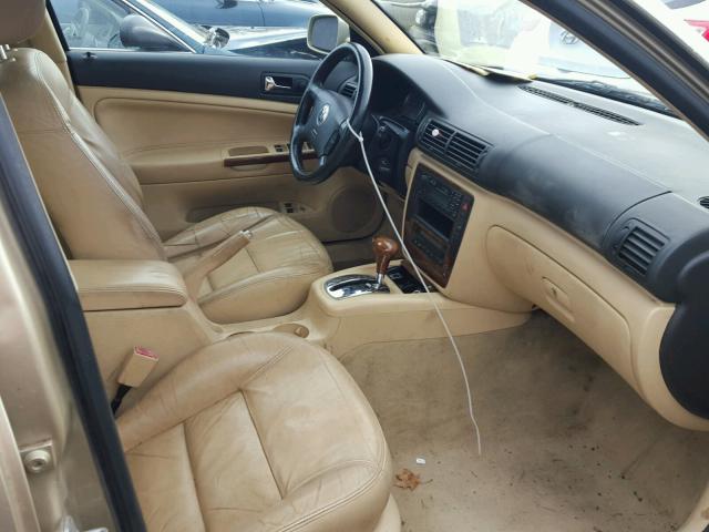 WVWTH63B81P295265 - 2001 VOLKSWAGEN PASSAT GLX GOLD photo 5