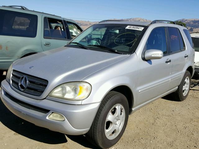 4JGAB54E22A304134 - 2002 MERCEDES-BENZ ML 320 SILVER photo 2